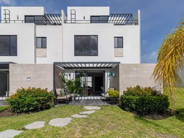 CASA EN VENTA EN XOCHITEPEC CON ALBERCA Y CANCHAS DE PADEL