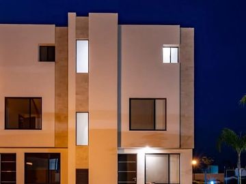 CASA EN VENTA EN XOCHITEPEC CON ALBERCA Y CANCHAS DE PADEL