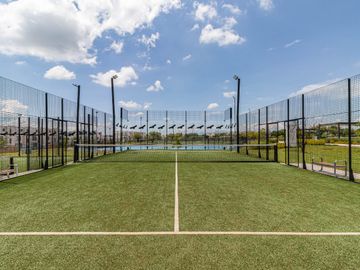 CASA EN VENTA EN XOCHITEPEC CON ALBERCA Y CANCHAS DE PADEL