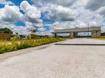 CASA EN VENTA EN XOCHITEPEC CON ALBERCA Y CANCHAS DE PADEL