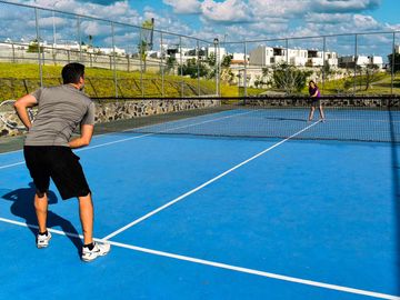 CASA EN VENTA EN XOCHITEPEC CON ALBERCA Y CANCHAS DE PADEL