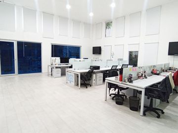Vendo propiedad muy amplia en Urdesa ideal para empresa