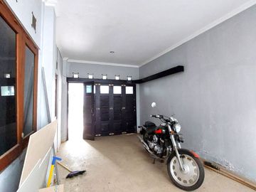 Rumah Lingkungan Perumahan dekat Jalan Raya Tajem