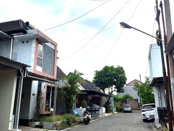 Rumah Lingkungan Perumahan dekat Jalan Raya Tajem