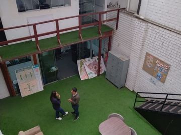 Alquilo edificio de 3 pisos ideal para oficinas cerca del puente Primavera