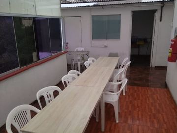 Alquilo edificio de 3 pisos ideal para oficinas cerca del puente Primavera