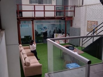 Alquilo edificio de 3 pisos ideal para oficinas cerca del puente Primavera