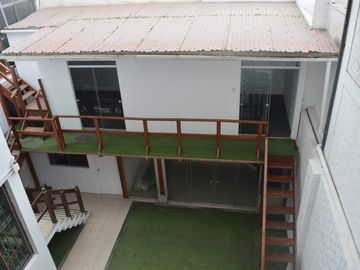 Alquilo edificio de 3 pisos ideal para oficinas cerca del puente Primavera