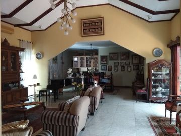Dijual Rumah Hitung Tanah di Area Komersil Dengan Harga Residensial