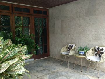 Dijual Rumah Hitung Tanah di Area Komersil Dengan Harga Residensial
