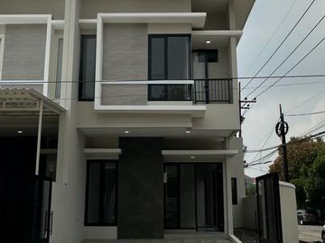 GRESS BARU! Rumah Kutisari Indah Utara Hook Sudut 2 Lantai Minimalis Modern Dekat Jemur Tenggilis Siwalankerto SHM