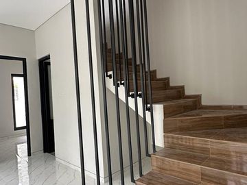 GRESS BARU! Rumah Kutisari Indah Utara Hook Sudut 2 Lantai Minimalis Modern Dekat Jemur Tenggilis Siwalankerto SHM