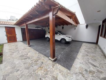 Se Vende Casa en San Borja - Calle John Hassinger, Urb. Las Begonias