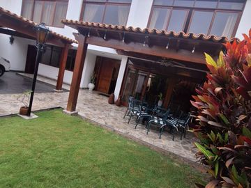 Se Vende Casa en San Borja - Calle John Hassinger, Urb. Las Begonias