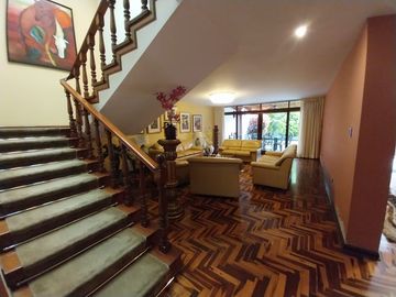 Se Vende Casa en San Borja - Calle John Hassinger, Urb. Las Begonias