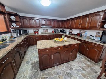 Se Vende Casa en San Borja - Calle John Hassinger, Urb. Las Begonias