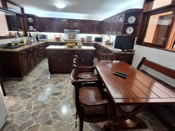 Se Vende Casa en San Borja - Calle John Hassinger, Urb. Las Begonias