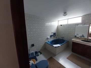 Se Vende Casa en San Borja - Calle John Hassinger, Urb. Las Begonias