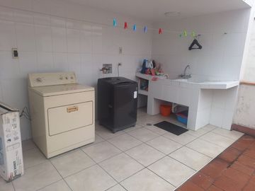 Se Vende Casa en San Borja - Calle John Hassinger, Urb. Las Begonias
