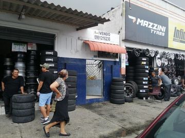 VENDO CASA CON DOS LOCALES EN AV. QUITO Y MANABI