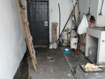VENDO CASA CON DOS LOCALES EN AV. QUITO Y MANABI