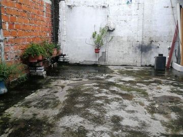 VENDO CASA CON DOS LOCALES EN AV. QUITO Y MANABI