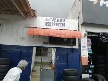VENDO CASA CON DOS LOCALES EN AV. QUITO Y MANABI