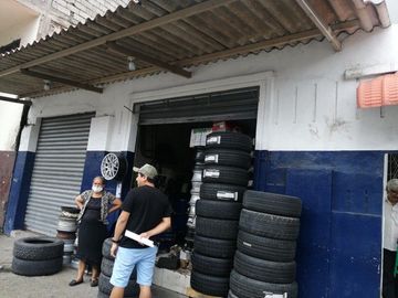 VENDO CASA CON DOS LOCALES EN AV. QUITO Y MANABI