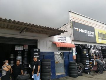 VENDO CASA CON DOS LOCALES EN AV. QUITO Y MANABI