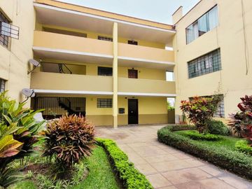 Céntrico, espacioso y muy iluminado departamento en “Agrupamiento Miraflores”