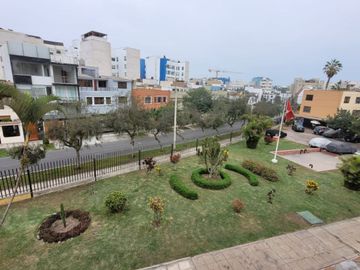 Céntrico, espacioso y muy iluminado departamento en “Agrupamiento Miraflores”