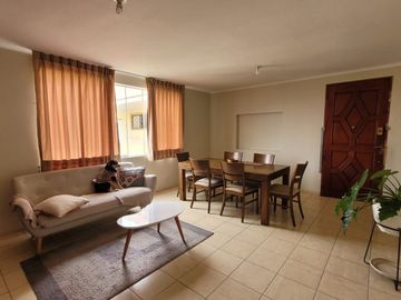 Céntrico, espacioso y muy iluminado departamento en “Agrupamiento Miraflores”
