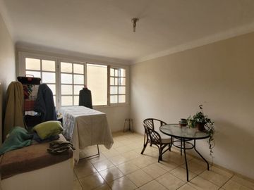 Céntrico, espacioso y muy iluminado departamento en “Agrupamiento Miraflores”