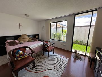 Casa de Venta Cumbaya, Sector Reservorio Dentro de Urbanización