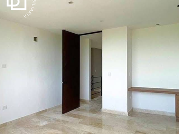 Casa en venta con alberca en privada residencial.