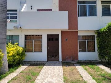 Casa amplia en zona sur por adolf horm