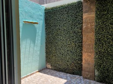 Casa amplia en zona sur por adolf horm