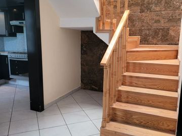 Casa amplia en zona sur por adolf horm