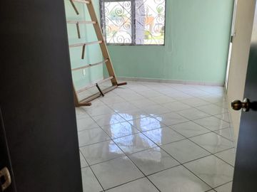 Casa amplia en zona sur por adolf horm