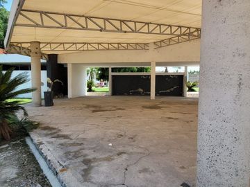 Casa amplia en zona sur por adolf horm