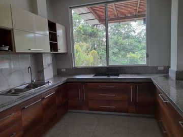 VENTA DE CASA POR LA VÌA CHONE EN URB. PRIVADA