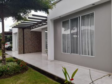 VENTA DE CASA POR LA VÌA CHONE EN URB. PRIVADA