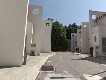 VENTA DE CASA EN CONDOMINIO CON VIGILANCIA EN PUEBLO MAGICO XOCHITEPEC, MOR $1,800,000.00