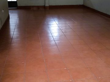 Casa de 2 Pisos con 2 Cocheras en Venta, Ideal para Remodelar 180M2
