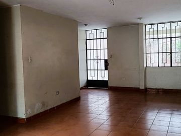 Casa de 2 Pisos con 2 Cocheras en Venta, Ideal para Remodelar 180M2