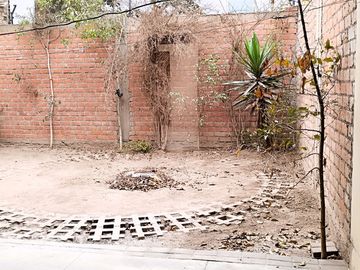 Casa de 2 Pisos con 2 Cocheras en Venta, Ideal para Remodelar 180M2