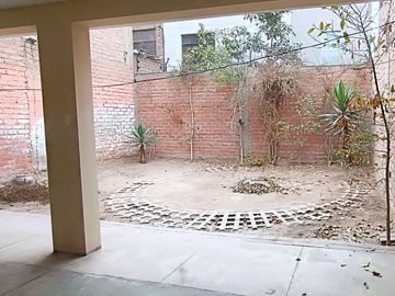 Casa de 2 Pisos con 2 Cocheras en Venta, Ideal para Remodelar 180M2