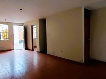 Casa de 2 Pisos con 2 Cocheras en Venta, Ideal para Remodelar 180M2