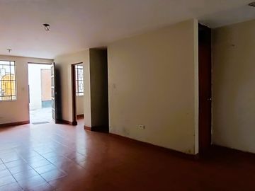 Casa de 2 Pisos con 2 Cocheras en Venta, Ideal para Remodelar 180M2