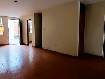Casa de 2 Pisos con 2 Cocheras en Venta, Ideal para Remodelar 180M2